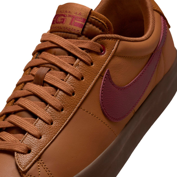 NIKE SB BLAZER LOW PRO GT ( LT BRTSH TN/DK TM RD ) DV1226-200